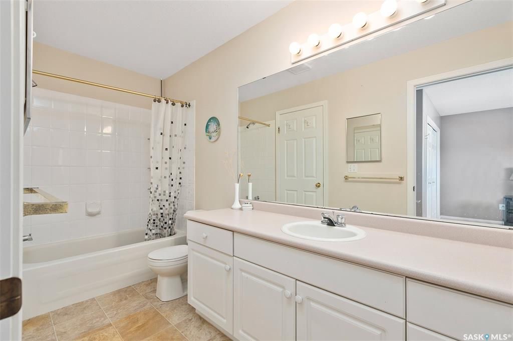 Erindale小区核心地段3室联排出售。本地人业主。步行百米至两所高中（百年高中，St Joseph），两所小学(Dr. John G. Egnatoff School and Catholic Father Robinson school)，附近商圈。房屋保养极佳，朝南大窗户 - 10