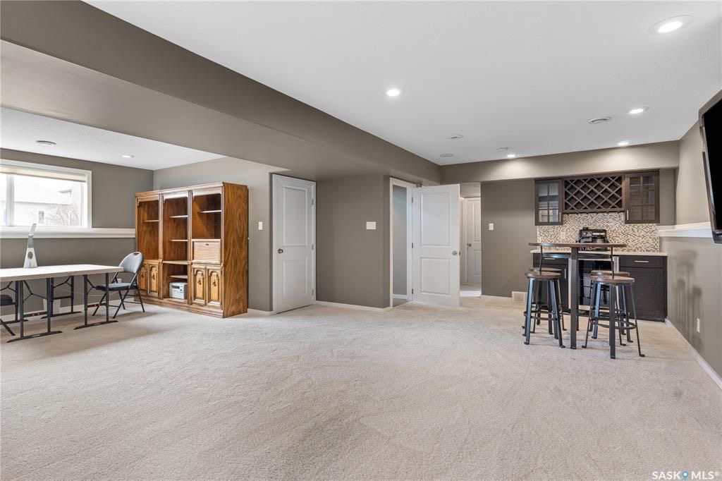 Willowgrove小区Royalty建商2009年建1324尺错层4室3卫独立屋出售。安静内街，步行近公园，学校，购物。高档装修配置：挑高层高，实木地板，厨房大理石台面升级橱柜搭配背景墙砖，不锈钢家电，新冰箱。超大主卧带步入式衣柜，豪华洗手间带按摩浴缸。半地下室大窗户专业装修 - 18