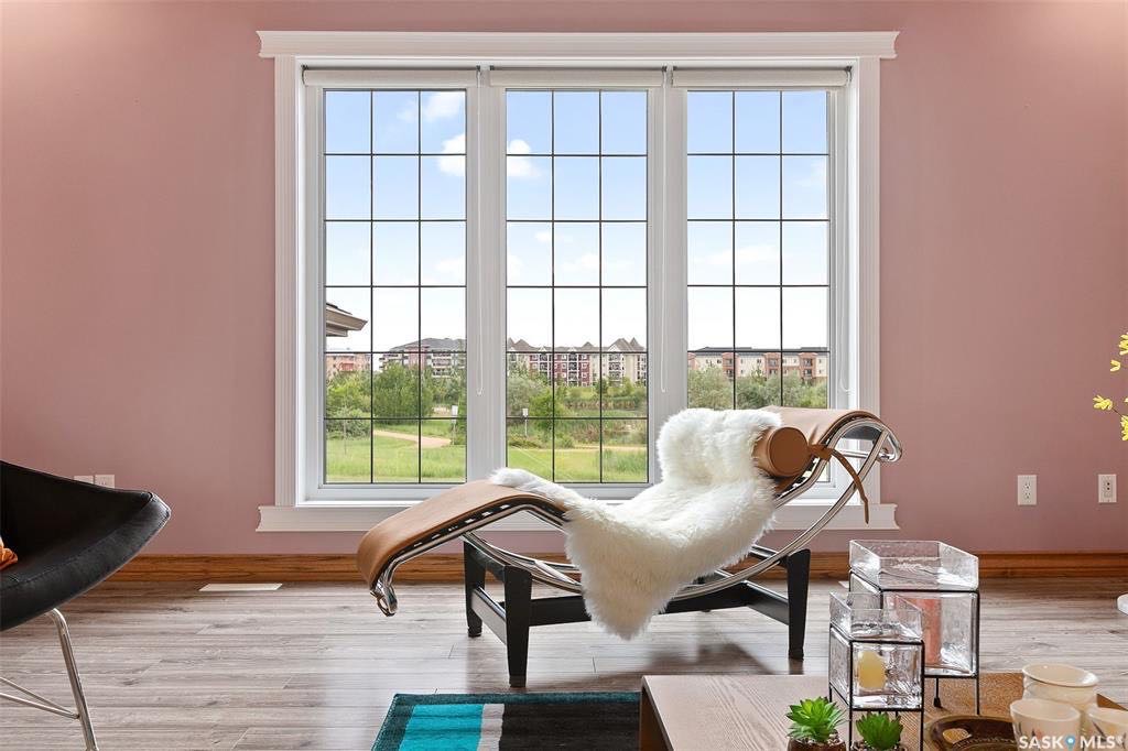 Briarwood小区1476尺错层独立屋出售，面对公园，私密好景致，2008年建，保养极佳。4房3卫，挑高顶，大客厅，大尺寸房间。大院子私密性好。地下室完整装修，大窗户。加大尺寸双车库，室外三车道。另配高效锅炉热水器，新风系统。挂牌价格：$559000  - 5