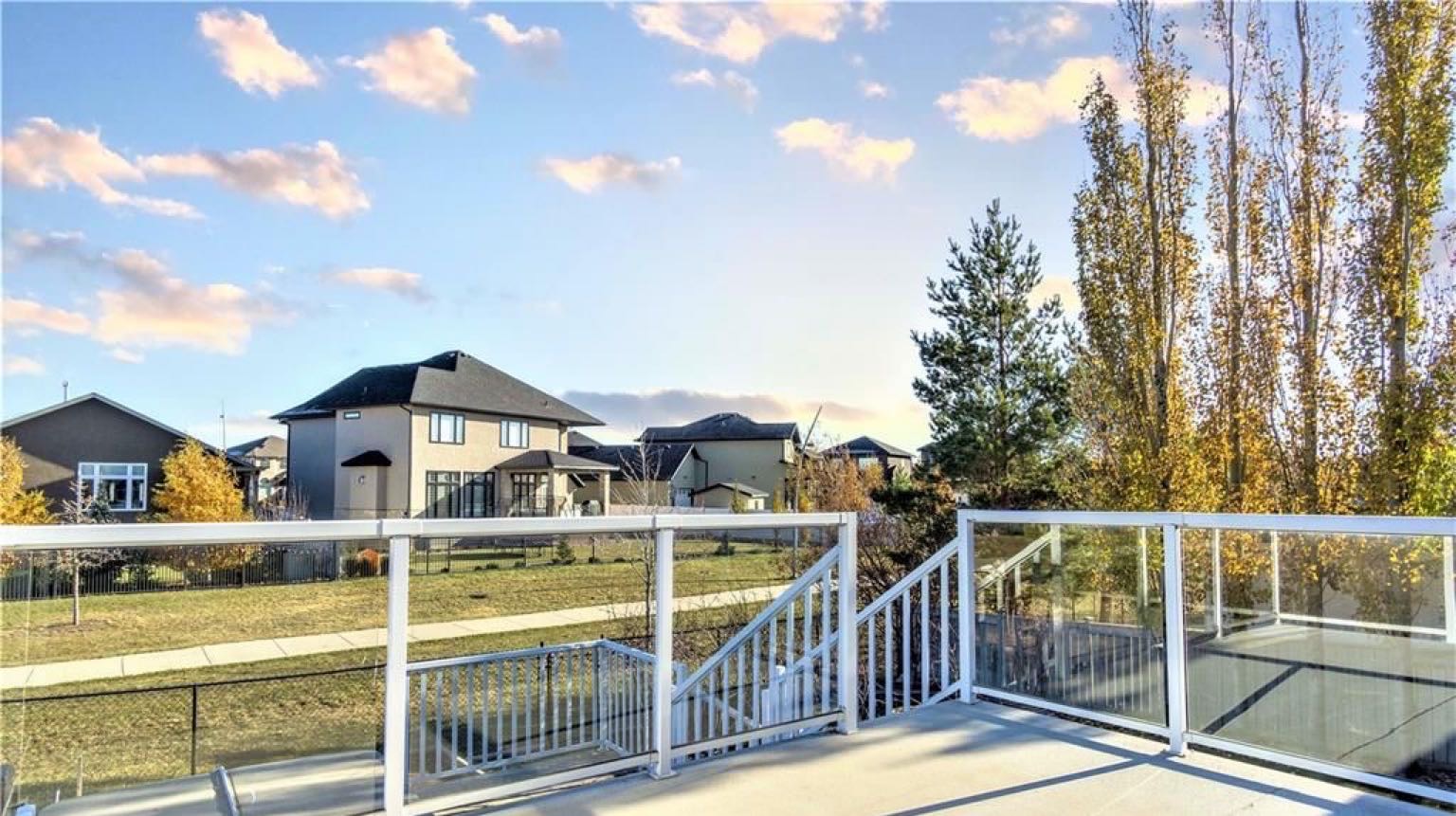 Silverspring小区最优路段之一，背靠公园步道，好风景，好彩光，1423 尺 bi level 错层 5房3卫，Royalty建商，实木地板，多窗户， 上下挑高层高，地下室大窗户，新瓦片，新洗衣烘干机，加大双车库。精心保养。大地块，私密好院子。挂牌价格：549000。有意 - 6