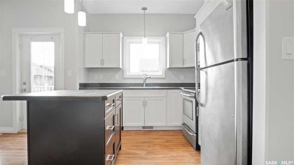 Evergreen小区2014年建3房3卫1书房大尺寸1804尺联排出售。带独立院子及连体车库。房屋特点：一楼书房，9次层高，新合成板地板，枫木厨房带不锈钢家电，客厅大窗好采光，二楼3个大卧室，主卧带步入式衣柜外加独立洗手间浴缸双洗手台。地下室未装修，高层高，带大窗户。房屋全新刷 - 8