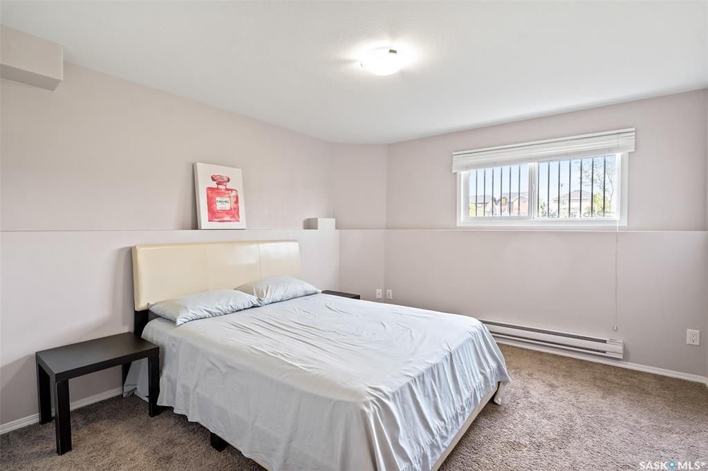 位于Stonebridge 小区紧靠公园绿地，近小学，购物设施，2015年建1249尺Bi Level错层独立屋5房3卫含2室一厅合法出租地下室，出售。 保养如新，大窗户采光好，高档装修，地下室有额外活动空间用于房主使用，外加地下室两房合法出租套间（独立出入，独立电表，独立厨房洗 - 29