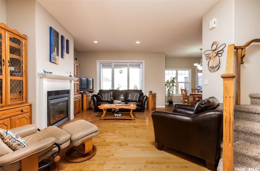 Briarwood小区核心路段两层独立屋出售，一手房本地西人房主，大地块，背靠公园绿地好风景。2007年建，保养如新。1630尺，4房3卫。高效锅炉热水器，一半瓦片新换。家具可议。开价：$499900。有意请联系地产经纪Gary Gai 3063413677 微信：gary367 - 4