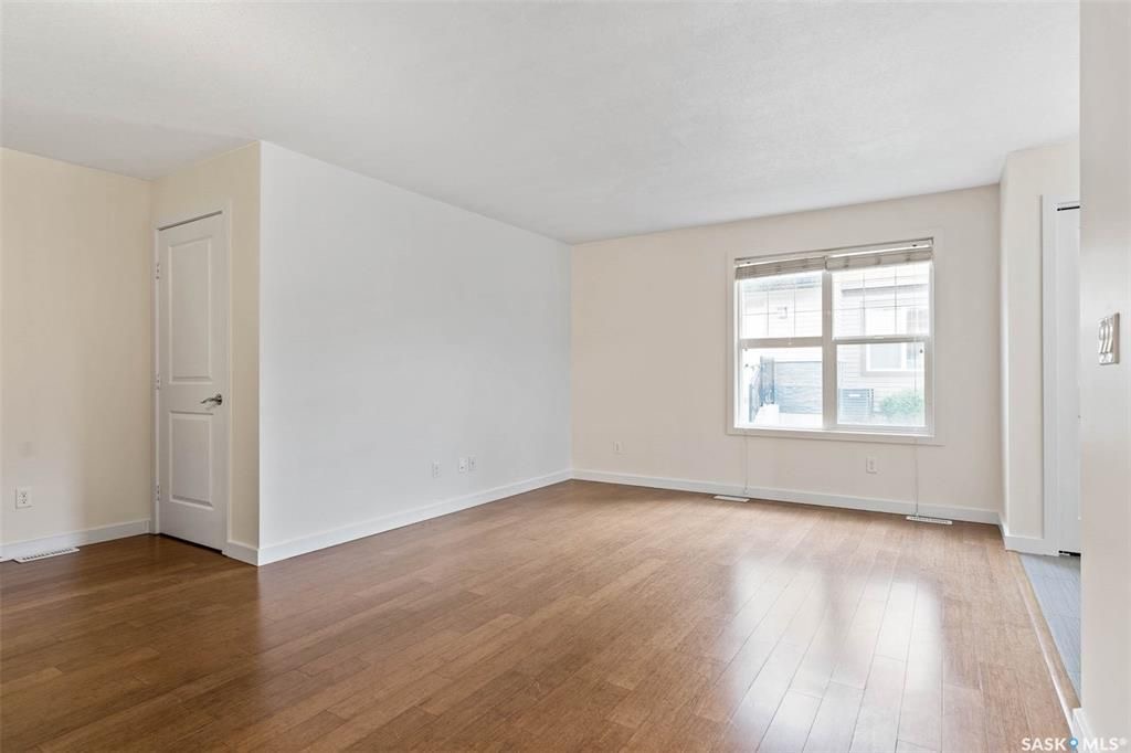 Willowgrove 小区两房一卫带未装修地下室边户联排出售。高档装修，多窗户好采光，开放式设计，竹木地板，厨房大理石台面，现代带阻尼橱柜，不锈钢家电。洗手间瓷砖地板带浴缸。卧室合成板地板。全新刷漆。外带一个室外停车位。小区内有健身房，游泳池等公共设施。位置方便近公园，学校，购 - 11