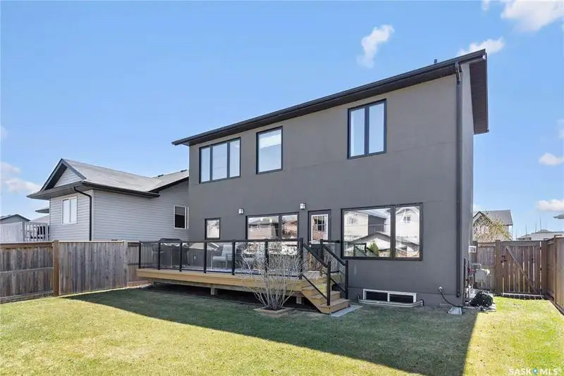 Willowgrove小区Blackrock建筑商两层4房4卫独立屋出售。位于小区安静私密钥匙扣路段，近小学，公园，购物。高档装修，三层窗户，实木地板，天然气石头装饰壁炉，枫木厨房大理石台面，升级洁具。二楼外加多功能厅。主卧带步入衣柜，豪华装修洗手间。地下室装修有一房一活动厅一卫 - 29