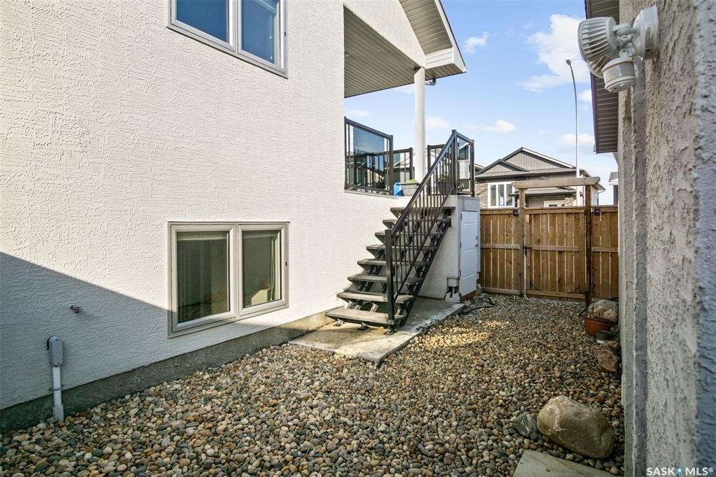 Aspen Ridge小区1165尺错层独立屋出售，本地西人业主，6房3卫，半地下室大窗带合法出租1厨1厅 2房间1卫分电表，独立出入独立洗衣烘干，独立热水器换风系统，另有1大厅或者房间用于主层住户使用，高档装修，全屋9尺，大理石台面，升级厨柜，双车库，拐角地块多停车位，带顶露台 - 34