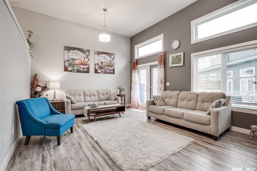 Evergreen小区1656尺4房4卫边户联排屋出售。安静位置，步行100米至两所小学，大公园。越层挑高顶，落地大窗户，彩光极好，高档装修，大理石台面，现代橱柜，不锈钢家电。大露台。主卧带独立洗手间大衣柜，地下室大窗户。 另有连房单车库，中央空调，换风系统。2015年建，房子状 - 6