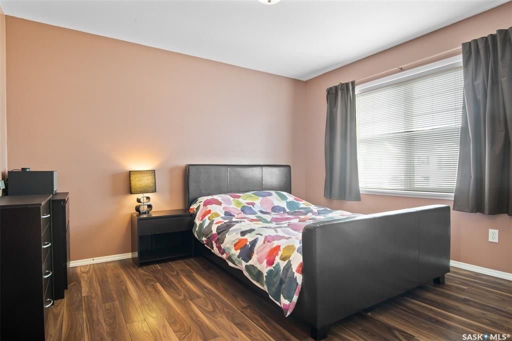 Lakewood小区2003年建3室2卫联排，安静边户，带中央空调。地下室完整装修有1个多功能厅。新热水器，新合成板地板。可以步行至附近商业购物方便，近小学。状况好，保养如新，挂牌价格：$229900。有意请联系地产经纪Gary Gai 盖王睿 3063413677 微信：gar - 9