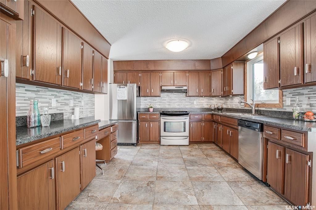 Wildwood小区最佳路段安静私密且便利，步行至8街Central Mall，近小学。2267尺独立屋占地10096尺 出售。5房4卫，3个大厅/活动空间，2个餐厅，二楼有4个卧室，地下室完全装修。大量更新升级：锅炉，热水器，不锈钢家电，瓦片，软水机，换风系统，部分窗户，厨房 - 6