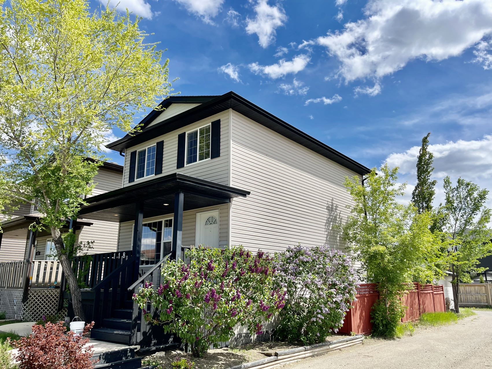 Willowgrove小区4房3卫两层独立屋出售1152尺，2007年建，本地业主，双车库带独立院子和大露台。合成板地板，枫木橱柜，带岛台和角柜，宽敞明亮客厅。2楼3房一洗手间，主卧带步入衣柜和水池梳妆台，地下室完整装修有一房一厅一卫。位置便利步行至小学，公园，超市购物。自住投资 - 4