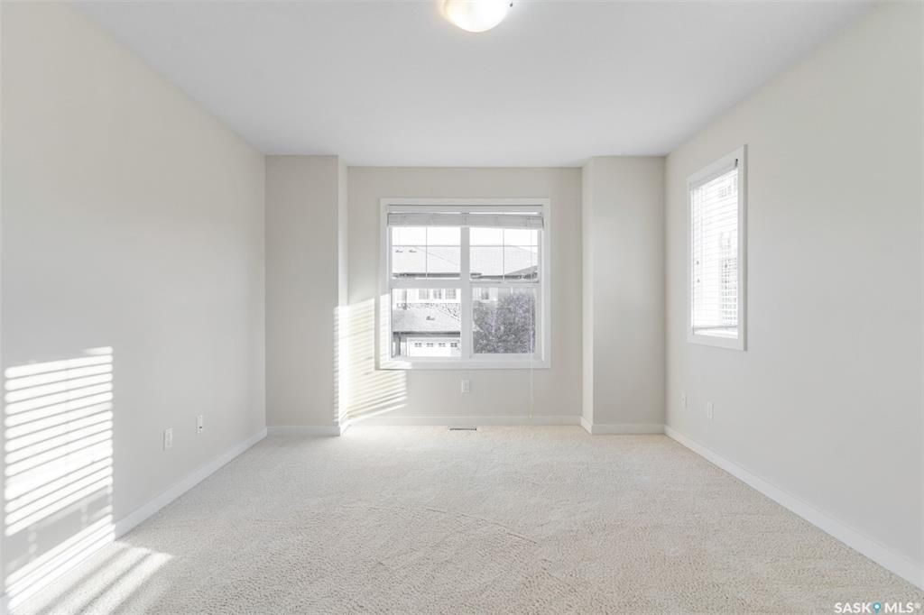 Stonebridge边户3房3卫地下室装修安静联排出售。2011年建，步行至小学，购物，公园。背靠私密绿地，好采光，高档装修，新换地板，大理石台面，现代橱柜，不锈钢家电。全新刷漆。二楼3个大房间尺寸足。地下室完全装修有一个大家庭厅一个独立洗手间。另有连房单车库，中央空调，中 - 16