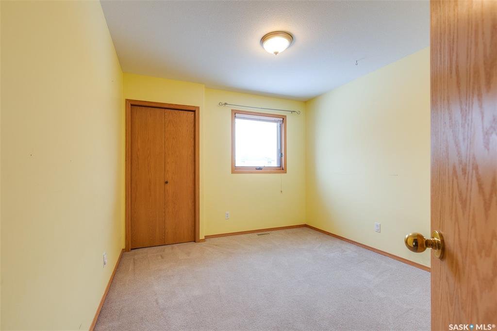 Lakeridge小区 步行200米到两所优质小学，1973尺 5房3卫独立屋出售，错层结构，良好保养，橡木橱柜，新漆墙面，大窗户多面朝阳采光，连房子双车库，安静路段，大地块，开价：$439000。有意请联系地产经纪Gary Gai 3063413677 微信：gary3677 - 14