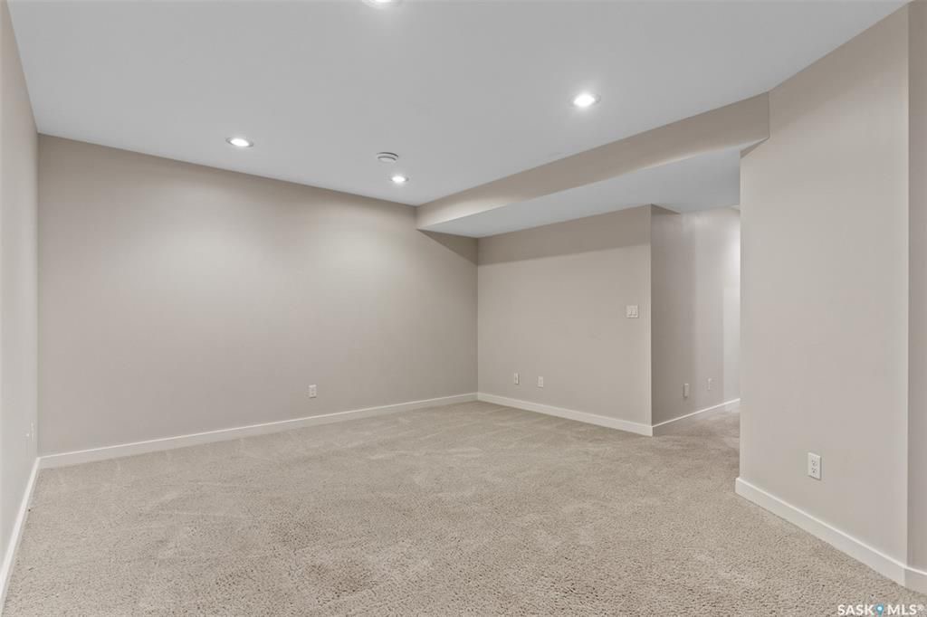 Willowgrove小区多窗大边户1340尺 3房3卫地下室装修安静联排出售。2013年建，步行至小学，购物，公园。背靠私密绿地，好采光，高档装修，新换地板，大理石台面，现代橱柜，不锈钢家电。全新刷漆。二楼3个大房间尺寸足，洗手间带天窗好采光。地下室完全装修有一个大家庭厅一个独 - 20