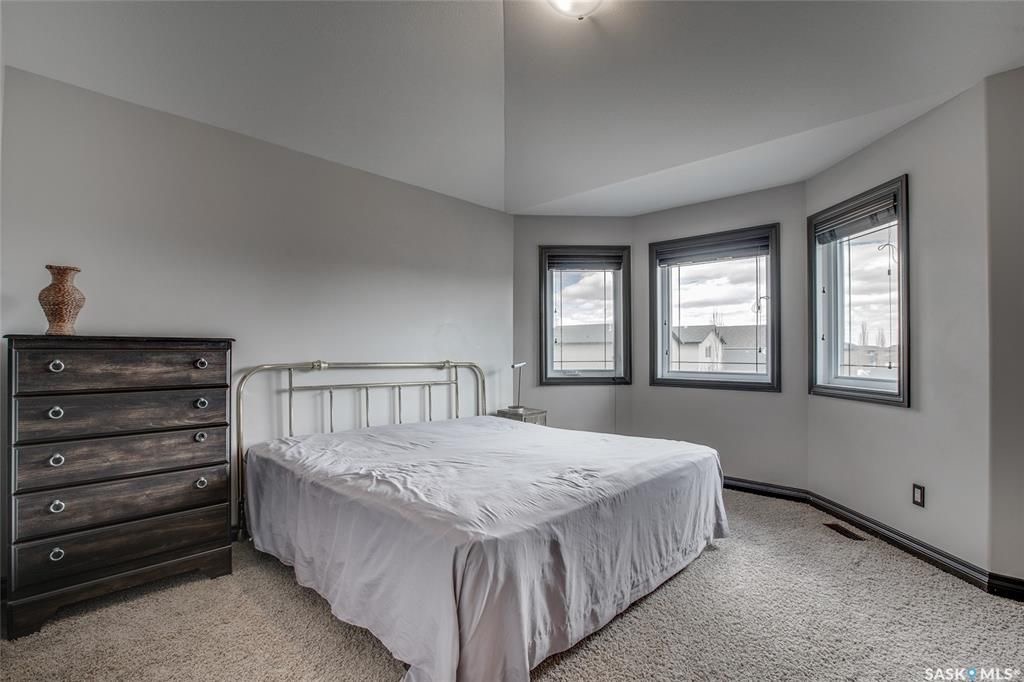 Willowgrove小区 2008年建 1587尺3房3卫独立屋步行100米至Willowgrove小学。地下室带独立出入口。独立院子，大尺寸双车库。高品质高档装修（加高层高，多窗户，大理石台面，大洗手间带冲浪浴缸。前后院铺地砖免维护。挂牌价格 $399000。详情联系Gary - 8