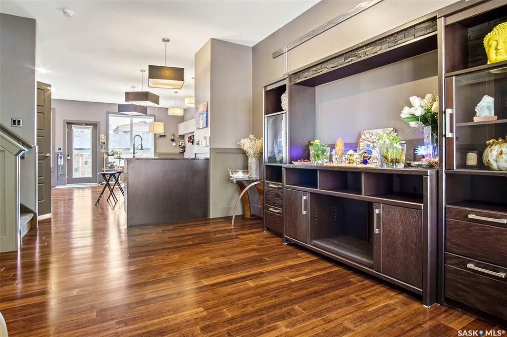 Holliston小区核心区域2012年建1625尺5房4卫半独立屋出售，步行可至学校,公园,8街购物。绝佳拐角边户，带双车库外加双车位，多窗户采光好。一楼9尺层高，双厅带实木地板，厨房大理石台面，枫木橱柜，不锈钢家电。二楼三个大卧室，主卧带独立洗手间全大理石洗手台面。地下室有独 - 7