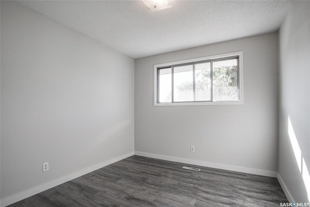 Eastview小区1147尺独立屋6房3卫（含3室1厅1厨独立出租地下室）出售，全新刷漆，全新地板地板装修，主卧带独立洗手间，独立出入，2018换的热水器锅炉。房子状况如新。挂牌价格：$349900。详情请联系地产经纪Gary Gai 盖王睿 3063413677 - 6