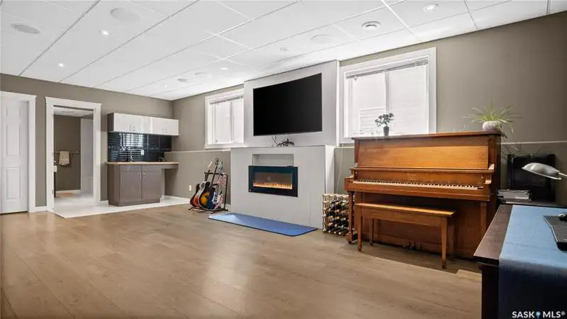 Willowgrove小区1676尺5房3卫错层独立屋出售，绝佳路段背靠农地美景，私密无遮挡视野，可赏极光。开放式设计，挑高尖顶，额外采光天窗，实木地板，大理石台面，主卧带步入衣柜独立洗手间带按摩浴缸，半地下室大窗户9尺层高，2房1超大活动厅。双车库带保温，大后院双层大露台。房屋 - 24