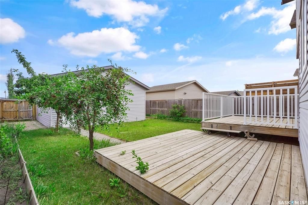 Stonebridge小区4房3卫独立屋出售。面对小学公园好景色。1464尺大空间开放式设计，枫木橱柜，不锈钢家电，收纳角柜，2 楼3个大卧室，主卧带独立洗手间。地下室完全装修有1房间1大活动厅。大后院带独立露台，双车库。另有中央空调，中央吸尘，加湿器，换风系统，垃圾粉碎机，前露 - 22