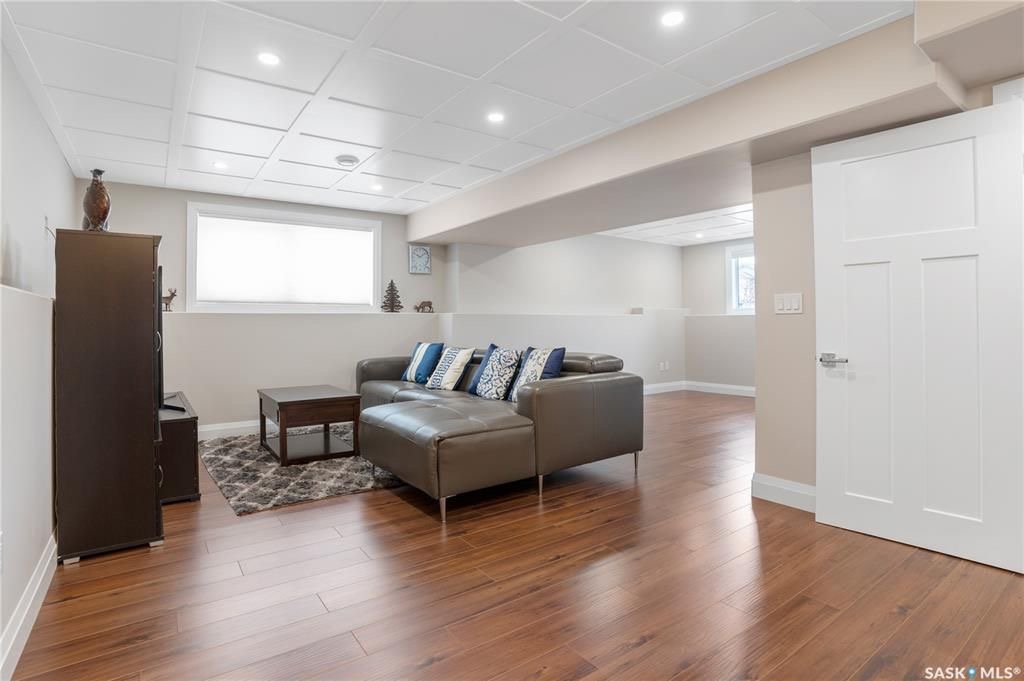 Willowgrove小区Royalty建商2010年建1284尺错层4室3卫独立屋出售。步行近公园，学校，购物。高档装修配置：挑高层高，实木地板，厨房大理石台面升级橱柜搭配背景墙砖，不锈钢家电。超大主卧带步入式衣柜，豪华洗手间全墙贴砖，带按摩浴缸。半地下室大窗户专业装修有1房1 - 19