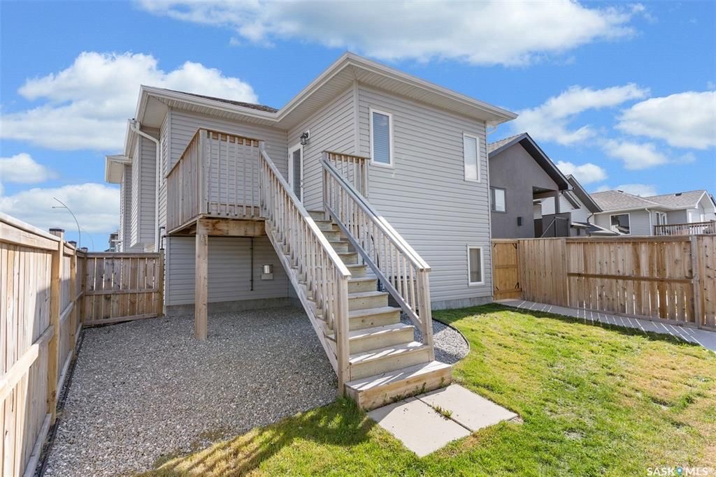 Evergreen小区1215尺错层独立屋出售, 本地西人业主，4房3卫，半地下室带合法出租1厅 1房间1卫分电表，独立出入独立洗衣烘干，另有1大活动空间用于主层住户使用，双车库外加1室外停车位，拐角地块多停车位，带露台，采光好，步行百米至两所小学及公园。 - 26