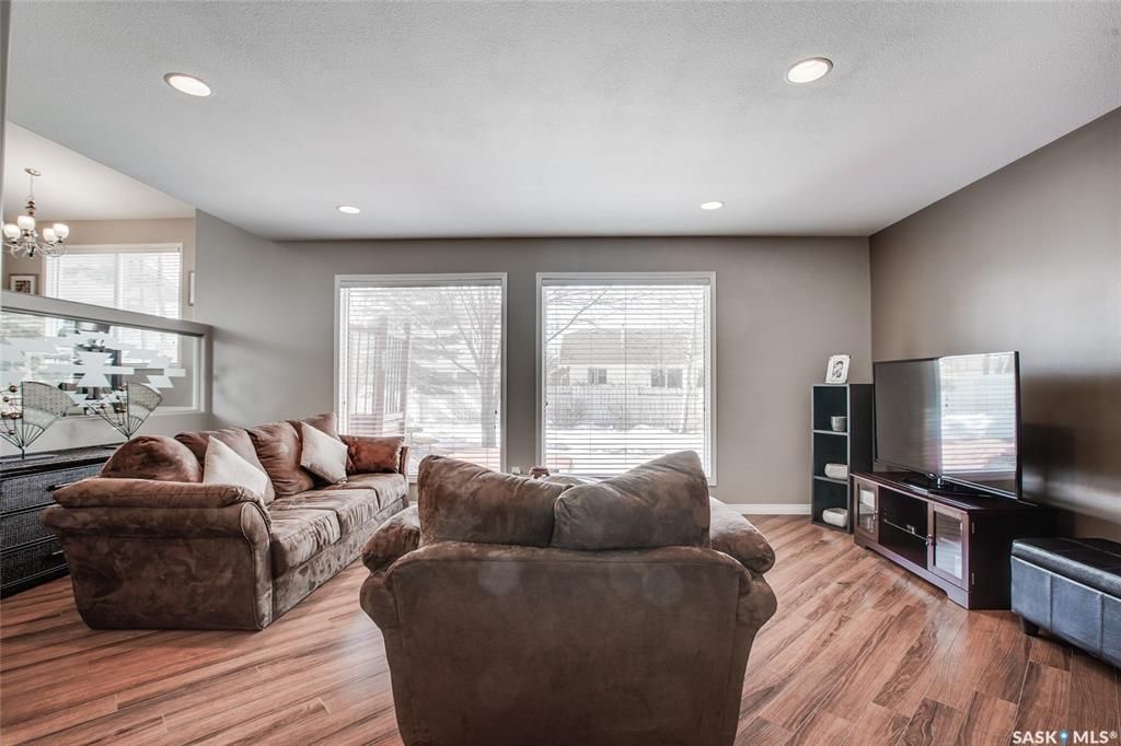 Briarwood小区1706尺独立屋出售，安静成熟街道，大部分设备装修都已升级（地板，窗户，洗手间，瓦片，锅炉，热水器，台面等），保养极佳。4房3卫，挑高顶，大客厅，大尺寸房间。大院子私密性好。地下室完整装修，加大尺寸双车库。挂牌价格：$479000。有意请联系Gary Gai - 7