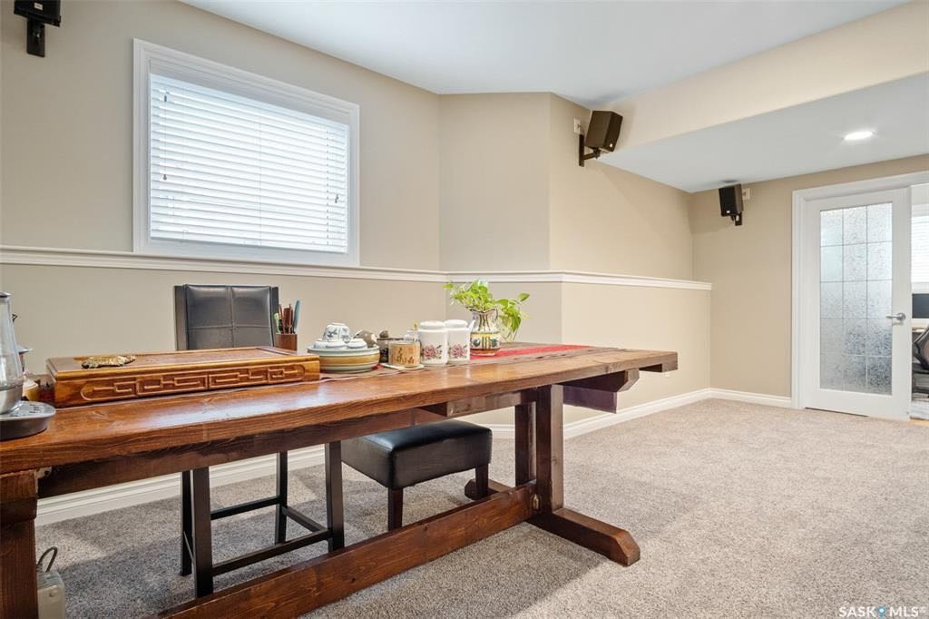 Willowgrove小区2006年建4房3卫错层独立屋出售，位置便利步行至两所小学，百年高中，近公园和购物中心，周边交通便利。开放式大厅，挑高屋顶带大量窗户，全实木地板。枫木橱柜，大型中岛，步入式储物柜。餐厅周围环绕着几扇大窗户，自然光充足且餐厅面积大，可容纳多人同时 - 8