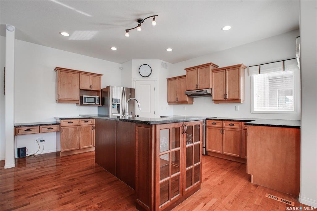 Arbor Creek小区2006 年建 6房4卫2022尺独立屋出售。面对大公园！步行至两所小学Dr. John G. Egnatoff & Father Robinson School. 高档装修：涂料外墙，9尺层高， 天然气壁炉，实木枫木地板，大理石台面，枫木橱柜 - 7