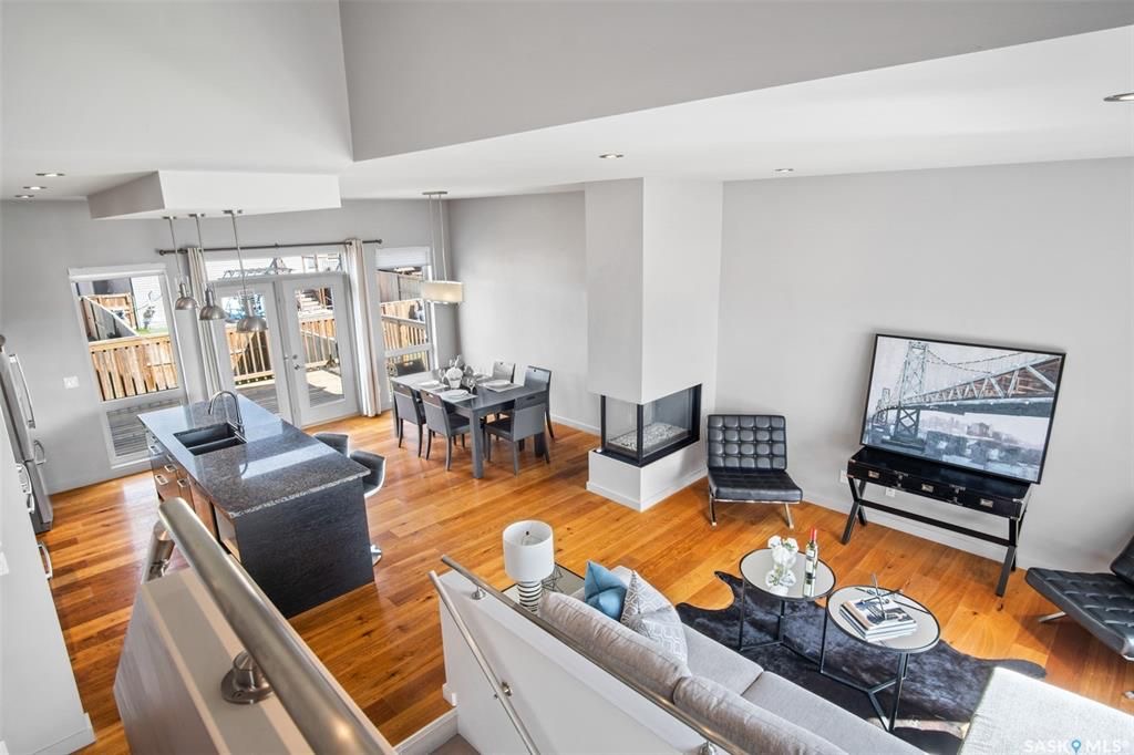 EVERGREEN小区2013年新建1415尺3房2卫独立屋出售。房屋位置佳，面对公园景色优美，处于安静街区，近学校购物周围生活设施齐全。高档装修，层高10尺，加高内门，一楼实木地板，三面壁炉。欧式厨房，瓷砖背板，花岗岩台面，还有充足储物空间。一楼还有两间卧室，一间洗手间。二楼主 - 9