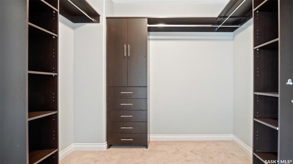 Evergreen小区2014年建3房3卫1书房大尺寸1804尺联排出售。带独立院子及连体车库。房屋特点：一楼书房，9次层高，新合成板地板，枫木厨房带不锈钢家电，客厅大窗好采光，二楼3个大卧室，主卧带步入式衣柜外加独立洗手间浴缸双洗手台。地下室未装修，高层高，带大窗户。房屋全新刷 - 19