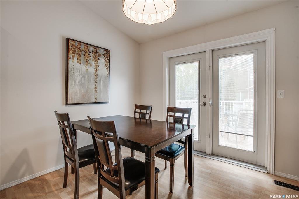 Arbor Creek小区 Bi Level 错层独立屋出售。位置安静便利近公园，小学，百年高中。挑高顶，多窗户大客厅，4房3卫。地下室完全装修，大窗户，大活动厅。新换瓦片，全新刷漆，新不锈钢家电。 另有独立私密后院和连房子双车库车库。挂牌价格 $399000。详情联系Royal - 7