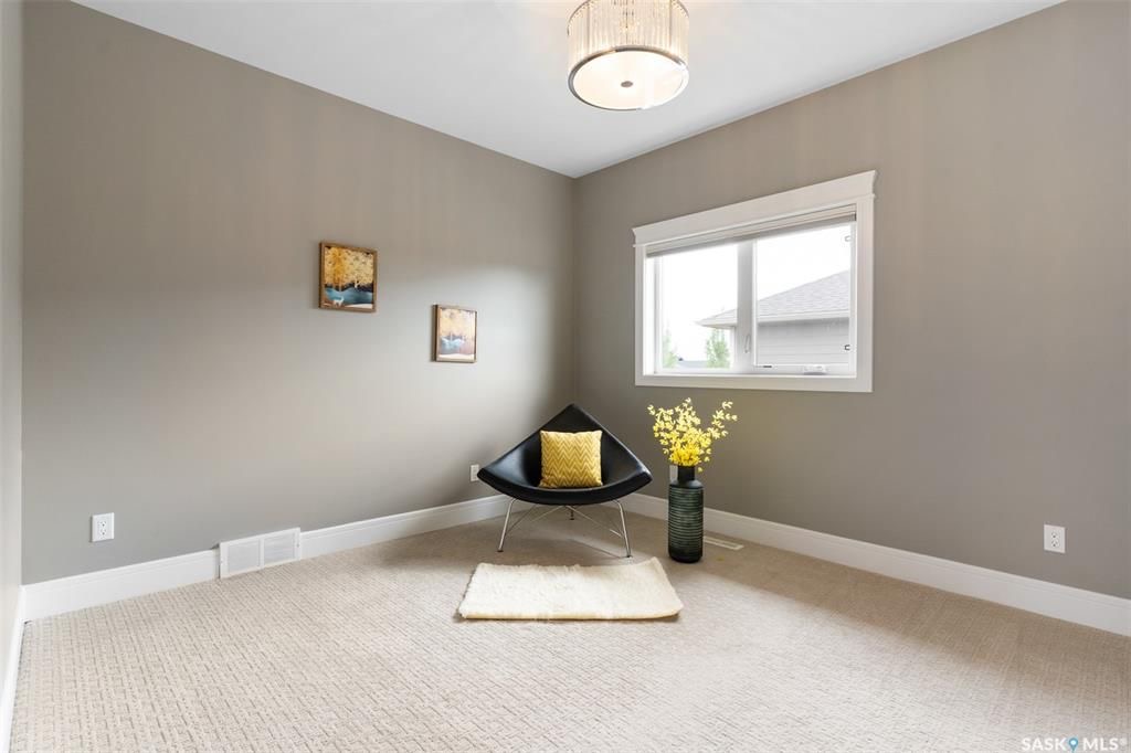 Rosewood小区核心安静路段，步行至小学公园，近2600尺5房5卫豪华装修独立屋出售。一楼入户挑高顶，超大独立办公室，实木地板，10尺层高，超大客厅天然气壁炉，开放式厨房，枫木橱柜到顶，大理石台面，天然气明火炉头。 二楼4房3卫。主卧带干湿分离洗手间地热，双洗手台，步入式衣柜 - 26