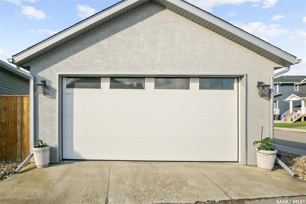 Aspen Ridge小区1165尺错层独立屋出售，本地西人业主，6房3卫，半地下室大窗带合法出租1厨1厅 2房间1卫分电表，独立出入独立洗衣烘干，独立热水器换风系统，另有1大厅或者房间用于主层住户使用，高档装修，全屋9尺，大理石台面，升级厨柜，双车库，拐角地块多停车位，带顶露台 - 35