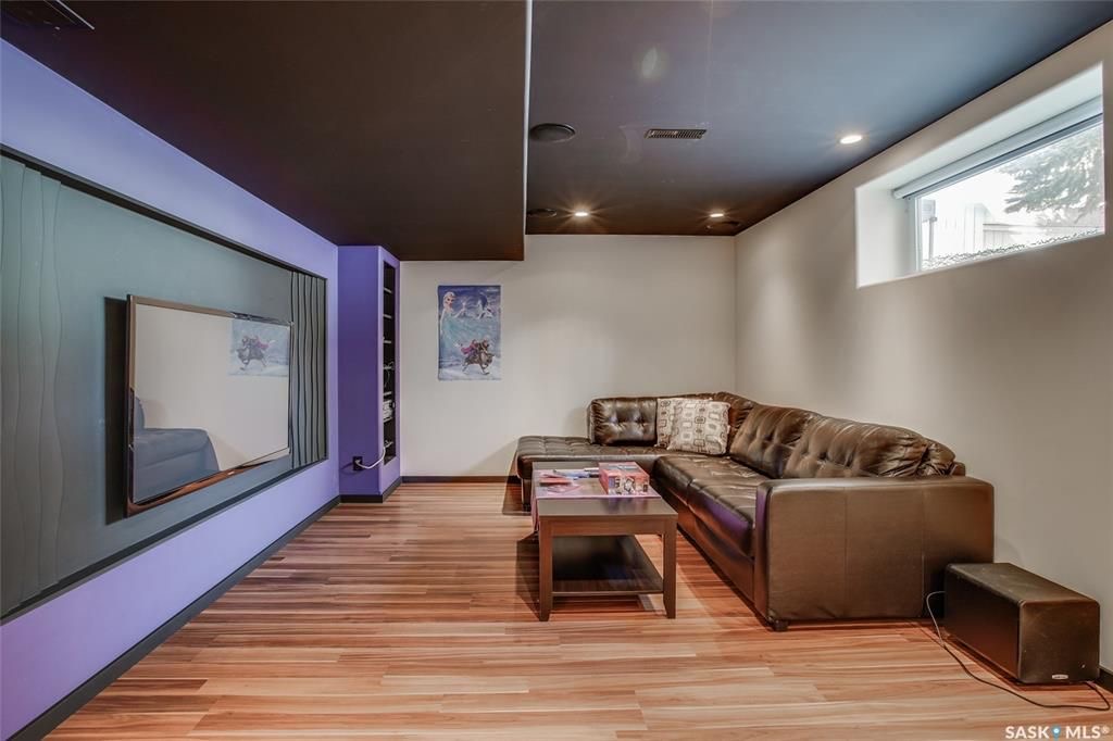 Erindale小区5房4卫另带1书房独立屋出售。步行至John Avant小湖公园，近Father Robinson和Dr John G Egnatoff小学。保养极佳，近年来大量升级更新：不锈钢家电、锅炉，热水器等。挑高顶设计。一层大书房可做第六个房间。地下室装修有2个卧室 - 8