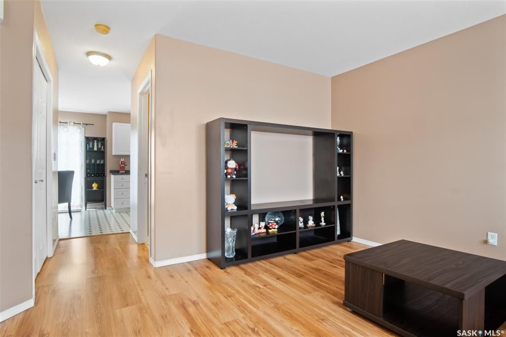 Lakewood小区2003年建3室2卫联排，安静边户，带中央空调。地下室完整装修有1个多功能厅。新热水器，新合成板地板。可以步行至附近商业购物方便，近小学。状况好，保养如新，挂牌价格：$229900。有意请联系地产经纪Gary Gai 盖王睿 3063413677 微信：gar - 6