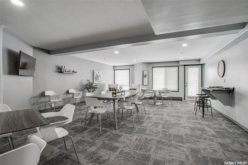 河东中心位置Main st，2003年建 超过1000 尺顶楼2室2卫公寓出售。近8街，大学等一切设施。安静高档公寓楼带电梯地下停车位。开放式设计，大窗户，采光好，带洗衣烘干设施，独立朝东大阳台和地下储物间。房屋状况好。挂牌价格 $239000详情联系地产经纪Gary Gai - 8