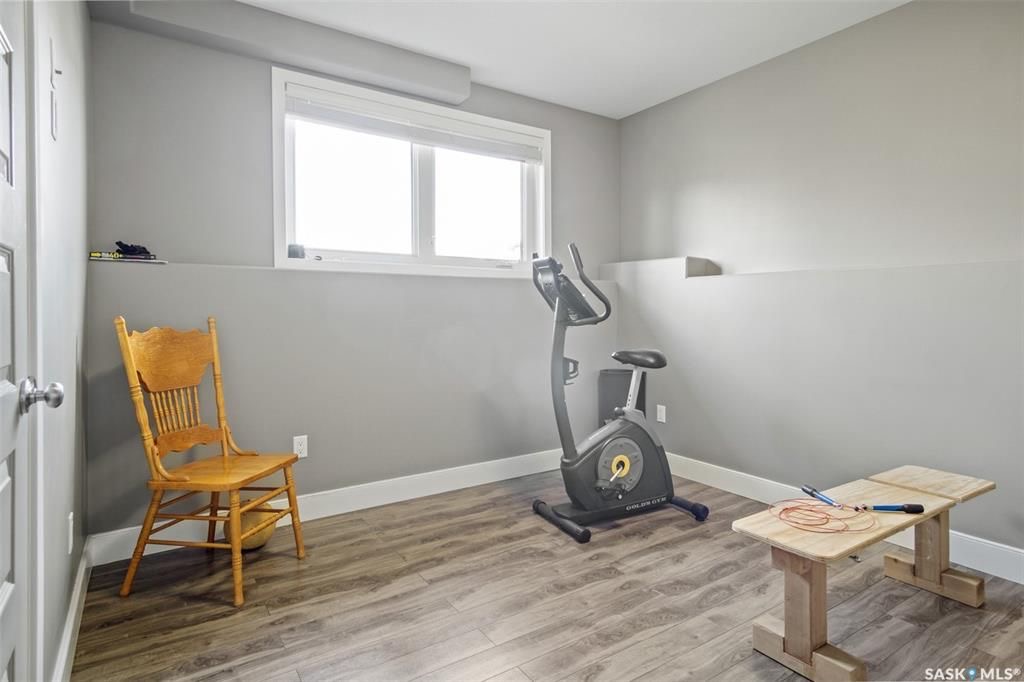 Aspen Ridge小区1165尺错层独立屋出售，本地西人业主，6房3卫，半地下室大窗带合法出租1厨1厅 2房间1卫分电表，独立出入独立洗衣烘干，独立热水器换风系统，另有1大厅或者房间用于主层住户使用，高档装修，全屋9尺，大理石台面，升级厨柜，双车库，拐角地块多停车位，带顶露台 - 21