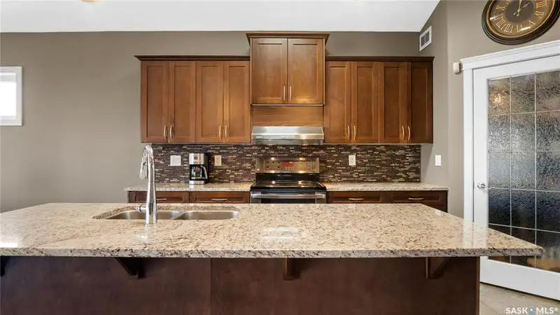 Willowgrove小区1676尺5房3卫错层独立屋出售，绝佳路段背靠农地美景，私密无遮挡视野，可赏极光。开放式设计，挑高尖顶，额外采光天窗，实木地板，大理石台面，主卧带步入衣柜独立洗手间带按摩浴缸，半地下室大窗户9尺层高，2房1超大活动厅。双车库带保温，大后院双层大露台。房屋 - 13