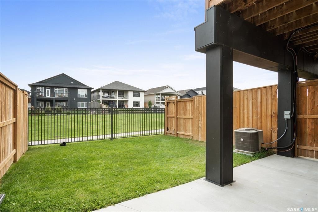 Evergreen小区背靠小学公园地下室步出式1432尺3房3卫联排别墅出售。房屋状况如新，高档装修，高档社区，环境优美。步行百米两所学校。近购物中心，交通便利。一层9尺挑高，高级复合板地板，厨房全部石英石台面，不锈钢厨房设备，非常充足的储存空间。二楼三个全尺寸房间，两个洗手间 - 7