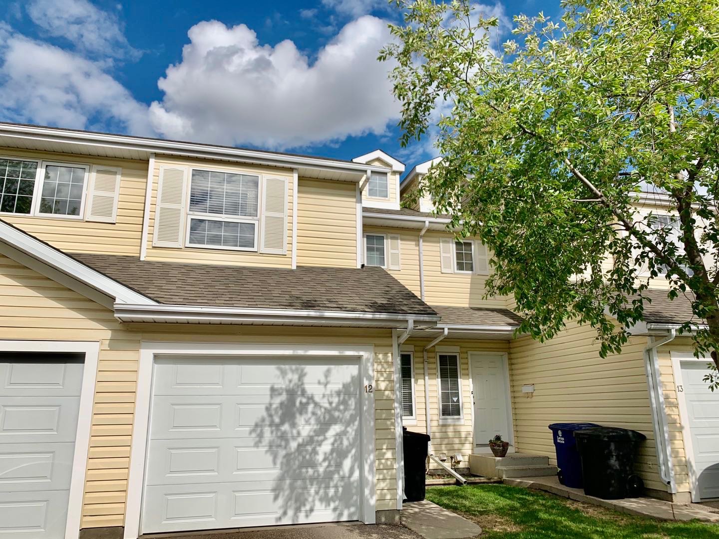 东北区步行到两高中两小学 Erindale小区 1200尺 3房2卫联排屋出租。带全套家具拎包入住。带一个停车库外加一个车位。地下室装修有一个活动室，包水，$1600/月 