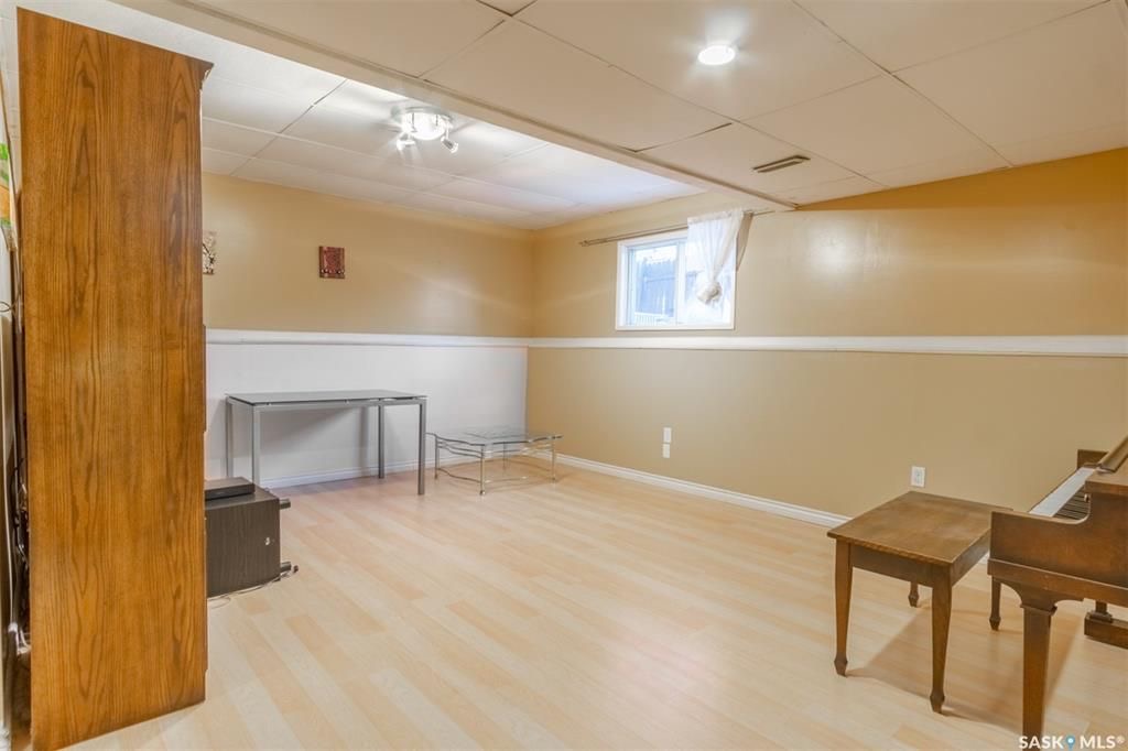 Lakeview 小区4错层1108尺独立屋出售，步行至Lakeview小学（英，法语），daycare，公园等。6房，洗手间全部翻新，双车库外加5个停车位，厨房大理石台面不锈钢家电，地下室带有独立厨房/水吧台。更新有锅炉热水器空调，地板，刷漆。空间充足，大院子成熟私密。挂牌价格 - 7