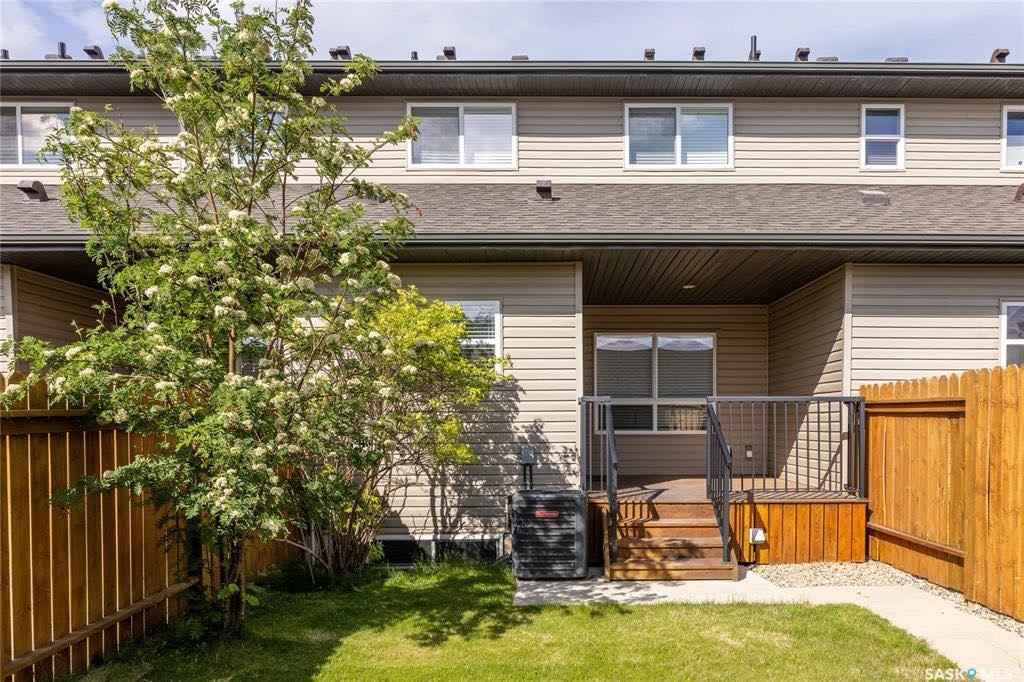 Willowgrove小区4房4卫双车库联排出售。带独立私密小院，主卧带完整洗手间。步行百米小学，近高中，购物。房屋保养佳采光好，高档装修：大理石台面，不锈钢家电，大尺寸房间，一车库一车位，地下室专业装修。挂牌价格：$339000。详情请联系地产经纪Gary Gai 盖王睿 - 10