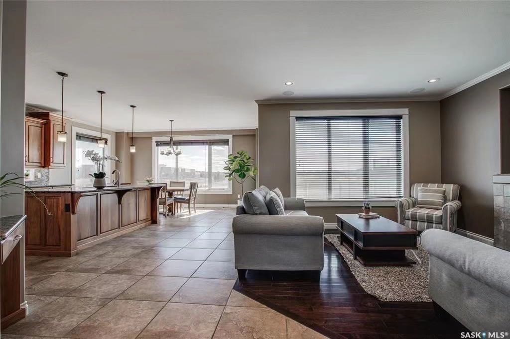 Willowgrove小区2263尺地下室步出式独立屋出售；近7000尺地块背靠小学超大绿地，无遮挡视野，步出式地下室，朝南采光极佳步行百米至小学购物高中等设施。高档装修全地热系统。楼层高，实木地板，胡桃木橱柜，大理石台面，三角按摩浴缸，吸顶音响，加大车库，保养好，格局佳，二楼另 - 7