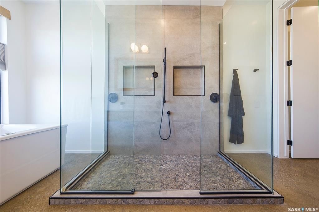 Aspen Ridge小区3600尺地下室步出式独立屋出售！超过5000尺居住面积，绝佳位置背靠自然保护野地，绝佳无遮挡小湖景视野。4房6卫双厨房（中式+西式+嵌入式德国米勒顶级家电), 室内室外独一无二顶级配置装修，全屋水泥地面高科技地热系统，全屋智能系统，7个天窗，白橡木加大 - 34