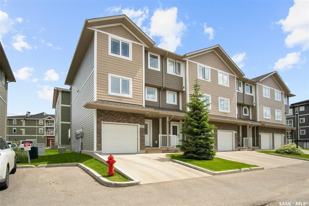 Stonebridge小区3房4卫边户联排出售。近1500尺超大面积，步行至周围小学，公园，购物。大厅12尺挑高，全屋大部分合成板地板，厨房枫木橱柜大理石台面，超大主卧带步入式衣柜和独立洗手间，半地下室完全装修好一房间/活动厅，大窗户外加洗手间。室外带一个大露台，连房子车库。位置 - 4