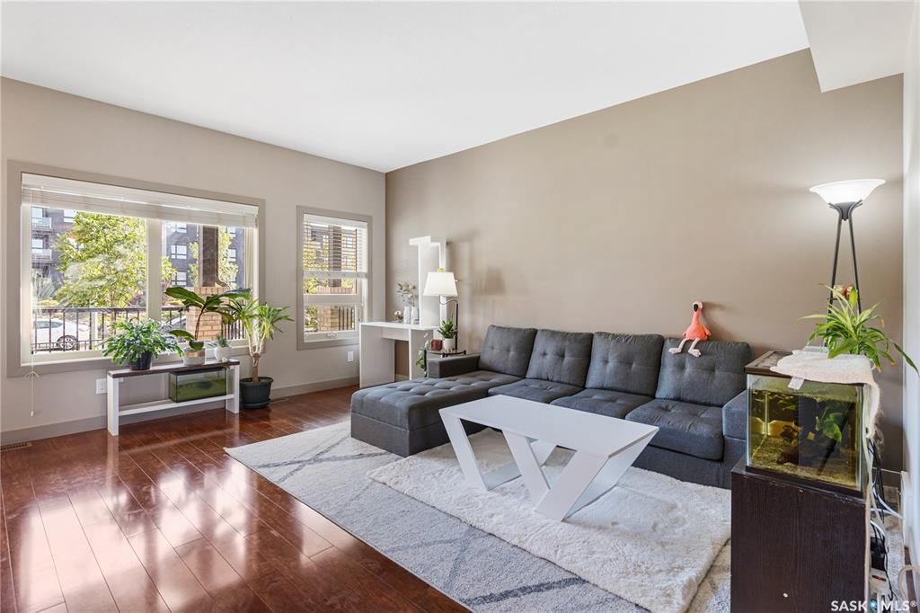 Evergreen小区核心路段2014年建1314尺3房3卫联排别墅出售。房屋状况如新，可步行至小学和公园，近高中近购物。一楼客厅宽敞明亮，9英尺层高，高级复合板地板，全花岗岩台面，枫木橱柜带阻泥，厨房不锈钢家电齐全。二楼3个大卧室，洗衣房，超大主卧带完整洗手间和步入式衣柜。地下 - 9