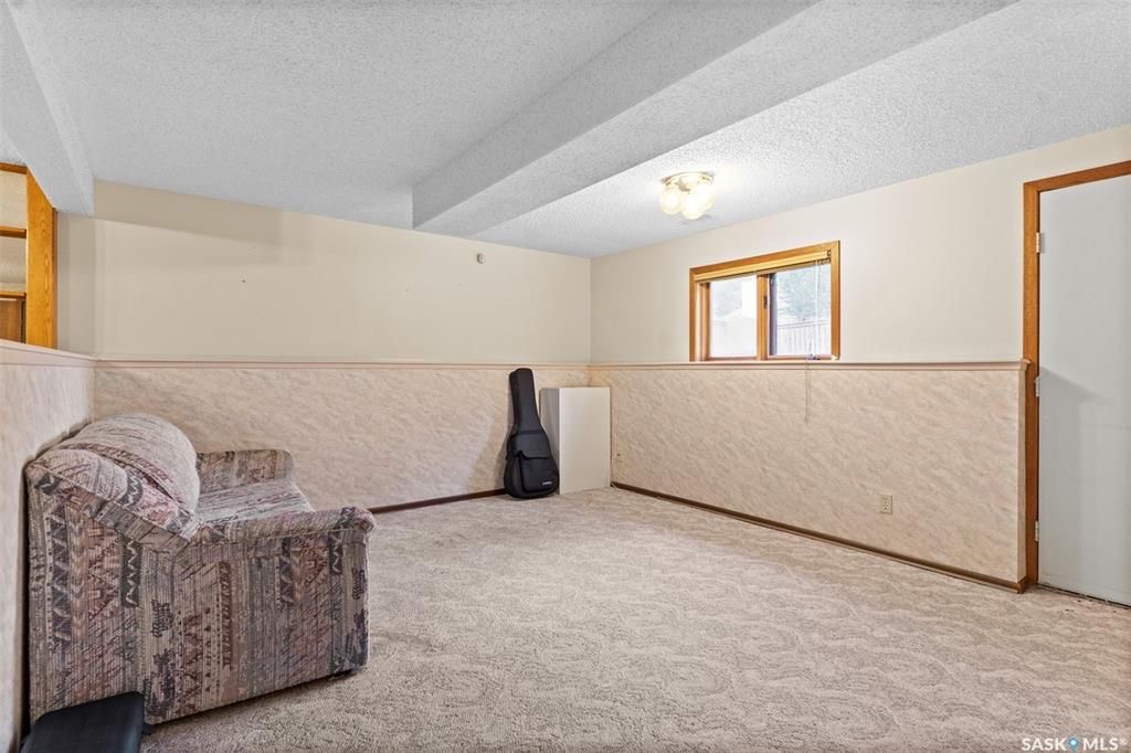 Lakeview小区步行至两所小学公园核心安静地段独立屋出售。4错层好采光，橡木橱柜，主卧带独立洗手间，第三层有超大家庭厅带经典吧台和独立出入门，洗手间有按摩浴缸。第四层装修有一个活动厅可作为第四个房间使用。大占地大院子，露台带顶棚。另有地下喷淋和全新换瓦片，部分更新新pvc窗户 - 17