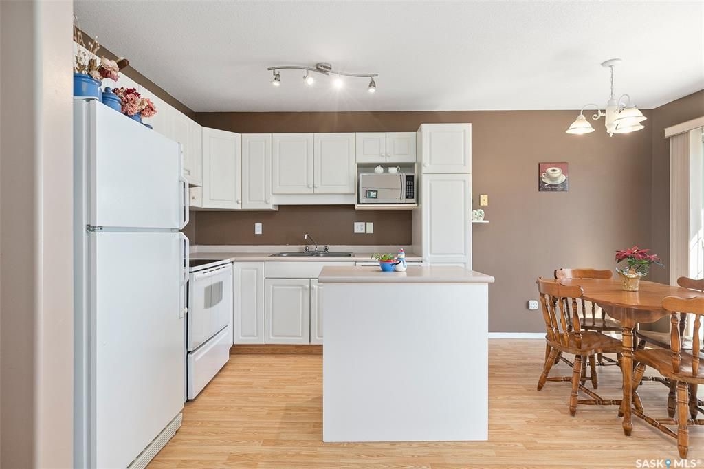 Erindale小区核心地段3室联排出售。本地人业主。步行百米至两所高中（百年高中，St Joseph），两所小学(Dr. John G. Egnatoff School and Catholic Father Robinson school)，附近商圈。房屋保养极佳，朝南大窗户 - 8