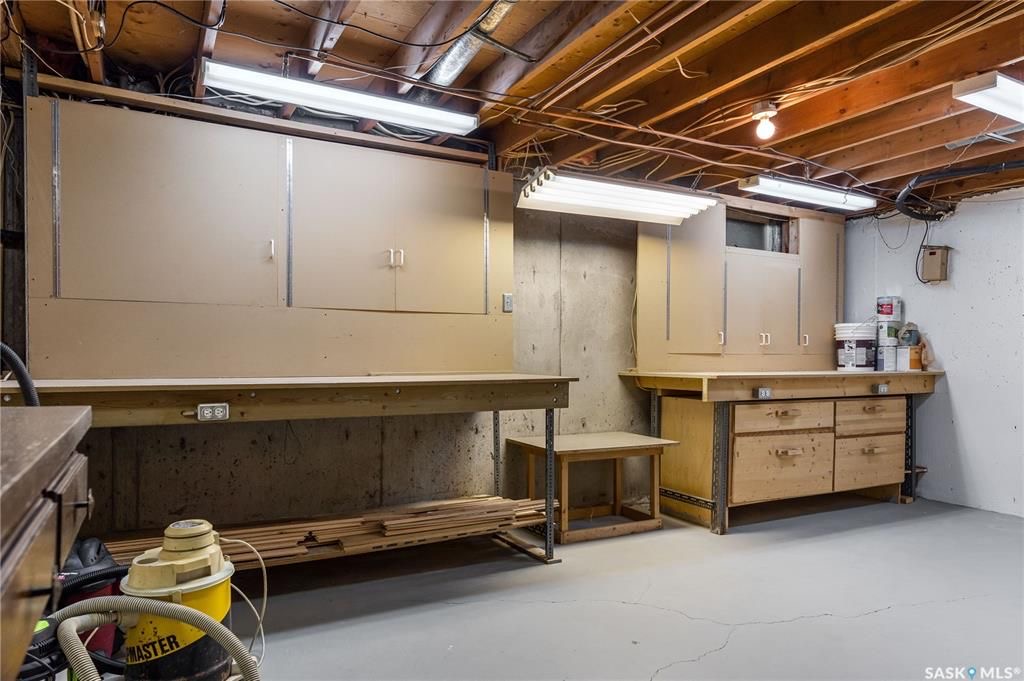 College Park小区近学校近八街安静好地段2274尺独立屋出售。4 房4卫3厅，错层结构。房屋宽敞明亮，实木/软木地板，更新升级厨房台面橱柜，朝南阳光房/正餐厅。二楼房间尺寸大全木地板；主卧带独立洗手间。地下室有超大活动空间，水吧台，洗手间，另有独立工作室。所有大件设备均 - 21