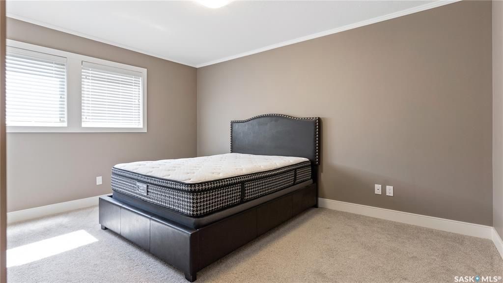 Willowgrove小区3房3卫，连体车库外加双车位，独立后院，联排出售。本地知名建商Riverbend，房屋保养如新。一楼9尺层高，高级复合地板，大理石台面，不锈钢家电。二楼3房2卫。主卧带独立洗手间和步入衣柜。地下室带2个窗户，未装修。后院另有独立带顶露台。位置步行至小学， - 12