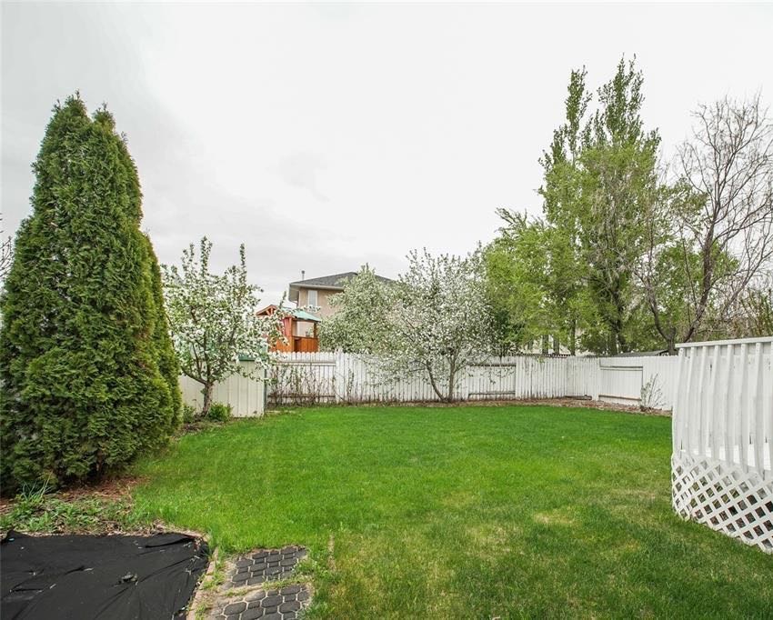 Briarwood小区核心安静路段1635尺两层独立屋出售，大地块私密后院。房屋近期大量更新保养佳。更新地毯，合成地板，厨房大理石台面，锅炉，热水器，烘干机，洗碗机。开价：$429000。有意请联系地产经纪Gary Gai 3063413677 微信：gary3677 网站： - 8